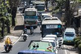 Antrian kendaraan pemudik di ruas jalan Limbangan, Kabupaten Garut, Jawa Barat, Minggu (10/6). Memasuki H-5 lebaran, ruas jalan tersebut mulai dipadati pemudik menuju Jabar, Jateng dan Jatim. ANTARA JABAR/M Agung Rajasa/agr/18.
