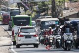 Antrian kendaraan pemudik di ruas jalan Limbangan, Kabupaten Garut, Jawa Barat, Minggu (10/6). Memasuki H-5 lebaran, ruas jalan tersebut mulai dipadati pemudik menuju Jabar, Jateng dan Jatim. ANTARA JABAR/M Agung Rajasa/agr/18.
