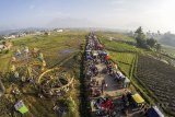 Foto udara aktivitas warga yang memadati pasar kaget di Jalur Lingkar Leles, Kabupaten Garut, Jawa Barat, Minggu (10/6). Polres Garut akan membuka jalur lingkar Leles secara fungsional jika terjadi kepadatan kendaraan yang kerap terjadi di Kadungora saat berlangsung arus mudik Lebaran. ANTARA JABAR/Raisan Al Farisi/agr/18