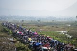 Foto udara aktivitas warga yang memadati pasar kaget di Jalur Lingkar Leles, Kabupaten Garut, Jawa Barat, Minggu (10/6). Polres Garut akan membuka jalur lingkar Leles secara fungsional jika terjadi kepadatan kendaraan yang kerap terjadi di Kadungora saat berlangsung arus mudik Lebaran. ANTARA JABAR/Raisan Al Farisi/agr/18