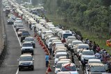 Antrean panjang kendaraan memadati keluar pintu tol Gadog, Ciawi menuju jalur Puncak, Kabupaten Bogor, Jawa Barat, Sabtu (16/6). Polres Bogor mencatat jumlah kendaraan yang masuk ke jalur wisata Puncak sebanyak 33.754 mobil pribadi yang ingin memanfaatkan libur hari raya Idulfitri 1439 H sehingga diberlakukan sistem satu arah untuk mengurangi kepadatan di kawasan tersebut. ANTARA JABAR/Arif Firmansyah/agr/18.