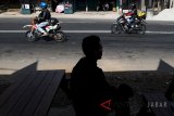 Pemudik kendaraan roda dua melintas di jalur Selatan Nagreg, Kabupaten Bandung, Jawa Barat, Minggu (10/6). Memasuki H-5 lebaran jalur Selatan Jabar mulai dipadati pemudik menuju Jawa Barat, Jateng, dan Jatim. ANTARA JABAR/M Agung Rajasa/agr/18.
