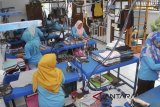 Sejumlah pekerja menyetrika pakaian di Bogor Laundry, Bogor, Jawa Barat, Senin (25/6). Jasa laundry pakaian yang memanfaatkan energi gas Perusahaan Gas Negara (PGN) untuk kegiatan operasional tersebut mengalami peningkatan permintaan jasa mencuci pakaian sebesar 40 persen pasca libur Lebaran dengan tarif mulai Rp.13 ribu hingga Rp.30 ribu tergantung berat dan jenis barang yang dicuci. ANTARA JABAR/Arif Firmansyah/agr/18
