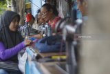 Penjahit kaki lima memermak celana/pakaian bekas di kawasan Pecinan, Tulungagung, Jawa Timur, Rabu (12/6). Seiring meningkatnya permintaan jasa vermak jeans/pakaian bekas, omzet penjahit kaki lima di daerah ini meningkat 300 persen, dari biasanya rata-rata pendapatan Rp100 ribu per hari kini bisa meraup upah jasa vermak hingga Rp250 ribu hingga Rp300 ribu. Antara Jatim/Destyan Sujarwoko/zk/18