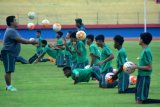 Pemain Timnas U-16 mengikuti latihan ketahanan fisik di Stadion Gelora Delta, Sidoarjo, Jawa Timur, Kamis (21/6/2018). Sebanyak 27 peserta yang lolos seleksi Timnas U-16 mengikuti latihan jelang berlangsungnya AFF U-16 pada 29 Juli - 11 Agustus di Sidoarjo, Jatim. (ANTARA FOTO/Umarul Faruq)