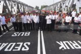 Gubernur Jawa Timur Soekarwo (tengah) berbincang dengan sejumlah petugas saat meninjau Jembatan Widang, Tuban, Jawa Timur, Rabu (6/6). Jembatan Widang kembali dibuka untuk kendaraan umum sebelumnya ambruk pada Selasa (17/4) lalu. Antara Jatim/Zabur Karuru/18