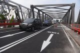 Sejumlah kendaraan melintas Jembatan Widang, Tuban, Jawa Timur, Rabu (6/6). Jembatan Widang kembali dibuka untuk kendaraan umum sebelumnya ambruk pada Selasa (17/4) lalu. Antara Jatim/Zabur Karuru/18