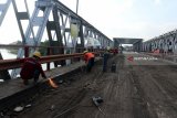 Sejumlah pekerja bekerja menyelesaikan pekerjaan perbaikan jembatan Widang, di Kecamatan Widang, Tuban, Jawa Timur, yang ambruk, Kamis (31/5). Balai Besar Pelaksanaan Jalan Nasional (BBPJN) VIII Surabaya akan memfungsikan jembatan Widang bagian timur itu pada 3 Juni, namun hanya untuk kendaraan ringan. Antara jatim/Aguk Sudarmojo/zk/18.