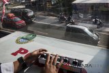 Kendaraan mudik melintas di jalur Selatan Nagreg, Kabupaten Bandung, Jawa Barat, Minggu (10/6). Menurut data yang terkumpul di Pos Induk Dishub hingga H-5 lebaran pada pukul 08.00 WIB tercatat total volume jumlah kendaraan yang melintas dari dua arah Bandung - Tasikmalaya dan Tasikmalaya-Bandung mencapai 176.458 unit. ANTARA JABAR/M Agung Rajasa/agr/18.
