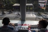 Petugas menghitung jumlah kendaraan pemudik melintas di jalur Selatan Nagreg, Kabupaten Bandung, Jawa Barat, Minggu (10/6). Menurut data yang terkumpul di Pos Induk Dishub hingga H-5 lebaran pada pukul 08.00 WIB tercatat total volume jumlah kendaraan yang melintas dari dua arah Bandung - Tasikmalaya dan Tasikmalaya-Bandung mencapai 176.458 unit. ANTARA JABAR/M Agung Rajasa/agr/18.
