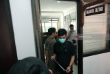 Penyidik KPK keluar dari ruang kerja Walikota Blitar usai melakukan penggeledahan di Kantor Pemkot Blitar, Jawa Timur, Kamis (7/6). Pasca melakukan penggeledahan selama 10 menit, penyidik langsung menyegel ruang kerja yang berada di Lantai Dua Kantor Sekretariat Pemkot Blitar tersebut. Antara jatim/Irfan Anshori/zk/18