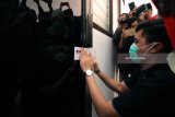 Penyidik KPK memasang segel di pintu masuk ruang kerja Walikota Blitar sesaat usai melakukan penggeledahan di Kantor Pemkot Blitar, Jawa Timur, Kamis (7/6). Pasca melakukan penggeledahan selama 10 menit, penyidik langsung menyegel ruang kerja yang berada di Lantai Dua Kantor Sekretariat Pemkot Blitar tersebut. Antara jatim/Irfan Anshori/zk/18