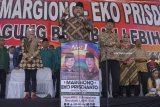 Cabup Margiono (tengah) berorasi di hadapan ribuan simpatisan dan pendukungnya saat kampanye akbar di lapangan GOR Lembupeteng, Tulungagung, Jawa Timur, Sabtu (23/6). Menjelang coblosan 27 Juni 2018, paslon MARDIKO yang diusung koalisi 9 parpol (Partai Demokrat, PKB, Gerindra, Hanura, Golkar, PAN, PKS, PPP, dan PBB) optimistis menang dengan margin 10 persen atas kubu paslon petahana 