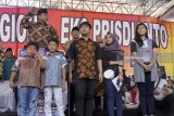 Cabup Margiono menghadirkan anak-anaknya yang masih di bawah umur saat kampanye akbar di lapangan GOR Lembupeteng, Tulungagung, Jawa Timur, Sabtu (23/6). Menjelang coblosan 27 Juni 2018, paslon MARDIKO yang diusung koalisi 9 parpol (Partai Demokrat, PKB, Gerindra, Hanura, Golkar, PAN, PKS, PPP, dan PBB) optimistis menang dengan margin 10 persen atas kubu paslon petahana 