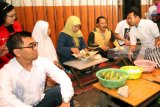 Cagub Jatim nomor urut satu Khofifah Indar Parawansa (Empat Kiri) bersantap sahur bersama sejumlah pedagang saat berkampanye di Pasar Tradisional Templek, Kota Blitar, Jawa Timur, Rabu (13/6) Dinihari. Selain  bersantap sahur bersama pedagang tradisional, khofifah juga bertemu sejumlah pegiat seni, dan perwakilan masyarakat desa hutan di kawasan Blitar selatan .Antara Jatim/Irfan Anshori/zk/18