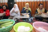 Cagub Jatim nomor urut satu Khofifah Indar Parawansa (tiga Kiri) bersantap sahur bersama sejumlah pedagang saat berkampanye di Pasar Tradisional Templek, Kota Blitar, Jawa Timur, Rabu (13/6) Dinihari. Selain  bersantap sahur bersama pedagang tradisional, khofifah juga bertemu sejumlah pegiat seni, dan perwakilan masyarakat desa hutan di kawasan Blitar selatan .Antara Jatim/Irfan Anshori/zk/18