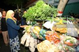 Cagub Jatim nomor urut satu Khofifah Indarparawansa (Dua Kiri) berbincang dengan pedagang sayur usai santap sahur bersama sejumlah pedagang saat berkampanye di Pasar Tradisional Templek, Kota Blitar, Jawa Timur, Rabu (13/6) Dinihari. Selain  bersantap sahur bersama pedagang tradisional, khofifah juga bertemu sejumlah pegiat seni, dan perwakilan masyarakat desa hutan di kawasan Blitar selatan .Antara jatim/Irfan Anshori/zk/18