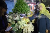 Cagub Jatim nomor urut satu Khofifah Indarparawansa (Kanan) berbincang dengan sejumlah pedagang sayur usai bersantap sahur bersama sejumlah pedagang saat berkampanye di Pasar Tradisional Templek, Kota Blitar, Jawa Timur, Rabu (13/6) Dinihari. Selain  bersantap sahur bersama pedagang tradisional, khofifah juga bertemu sejumlah pegiat seni, dan perwakilan masyarakat desa hutan di kawasan Blitar selatan .Antara jatim/Irfan Anshori/zk/18