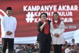 Ketua Umum PDIP Megawati Soekarnoputri (tengah) didampingi Cagub Jatim Saifullah Yusuf atau Gus Ipul (kiri) dan Cawagub Puti Guntur Soekarno†menyampaikan orasi politik saat kampanye akbar di Lapangan Gulun, Madiun, Jawa Timur, Kamis (21/6). Kampanye akbar pasangan Gus Ipul-Puti yang dihadiri ribuan simpatisan tersebut menggelar berbagai kegiatan seperti penampilan sejumlah kesenian tradisional Jatim dan simulasi pencoblosan. Antara Jatim/Fikri Yusuf/zk/18