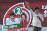 Ketua Umum PKB Muhaimin Iskandar menyampaikan orasi politik saat kampanye akbar Cagub Jatim Saifullah Yusuf atau Gus Ipul dan Cawagub Puti Guntur Soekarno di Lapangan Gulun, Madiun, Jawa Timur, Kamis (21/6). Kampanye akbar pasangan Gus Ipul-Puti yang dihadiri ribuan simpatisan tersebut menggelar berbagai kegiatan seperti penampilan sejumlah kesenian tradisional Jatim dan simulasi pencoblosan. Antara Jatim/Fikri Yusuf/zk/18