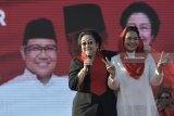 Ketua Umum PDIP Megawati Soekarnoputri (kiri) didampingi Cawagub Jatim Puti Guntur Soekarno†menyampaikan orasi politik saat kampanye akbar di Lapangan Gulun, Madiun, Jawa Timur, Kamis (21/6). Kampanye akbar pasangan Gus Ipul-Puti yang dihadiri ribuan simpatisan tersebut menggelar berbagai kegiatan seperti penampilan sejumlah kesenian tradisional Jatim dan simulasi pencoblosan. Antara Jatim/Fikri Yusuf/zk/18