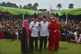 Pasangan calon Bupati dan Wakil Bupati Ciamis nomor urut Dua Iing Syam Arifin (kedua kiri) - Oih Burhanudin (kedua kanan) mengacungkan kedua jarinya pada kampanye terbuka Pilkada Ciamis di Taman Lokasana, Kabupaten Ciamis, Jawa Barat, Sbatu (23/6). Pasangan Iing-Oih (Idola) yang diusung oleh partai politik Golkar, PDI Perjuangan, PPP, PKB dan Hanura, serta ddukung PSI menggelar silahturahmi akbar dan doa bersama serta menghibur massa pendukung mendatangkan band Naff dan artis Preman Pensiun pada kampanye terbuka. ANTARA JABAR/Adeng Bustomi/agr/18