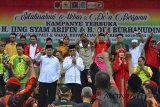 Pasangan calon Bupati dan Wakil Bupati Ciamis nomor urut Dua Iing Syam Arifin (tengah) - Oih Burhanudin (ketiga kiri) menyampaikan orasi politik pada kampanye terbuka Pilkada Ciamis di Taman Lokasana, Kabupaten Ciamis, Jawa Barat, Sbatu (23/6). Pasangan Iing-Oih (Idola) yang diusung oleh partai politik Golkar, PDI Perjuangan, PPP, PKB dan Hanura, serta ddukung PSI menggelar silahturahmi akbar dan doa bersama serta menghibur massa pendukung mendatangkan band Naff dan artis Preman Pensiun pada kampanye terbuka. ANTARA JABAR/Adeng Bustomi/agr/18