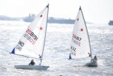 Sejumlah atlet layar Kelas Laser memacu kecepatan dalam Asian Sailing Championship (ASC) 2018 di Indonesia National Sailing Centre (INSC), Ancol, Jakarta Utara, Kamis (21/6/2018). Asian Sailing Championship itu juga sekaligus menjadi ajang uji coba venue Asian Games 2018. (ANTARA /Akbar Nugroho Gumay)