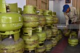 Pemilik pangkalan menata tabung gas elpiji tiga kilogram kosong di kiosnya di Ponorogo, Jawa Timur, Selasa (12/6). Sejak beberapa hari terakir terjadi kelangkaan gas elpiji tiga kilogram di Ponorogo, mengakibatkan harganya melonjak menjadi Rp30.000 per tabung, jauh di atas Harga Eceran Tertinggi yang ditetapkan pemerintah Rp16.000. Antara Jatim/Siswowidodo/zk/18