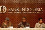 Gubernur Bank Indonesia Perry Warjiyo (tengah) didampingi oleh Deputi Gubernur BI Erwin Rijanto (kiri) dan Mirza Adityaswara (kanan) memberikan keterangan pers seusai mengadakan Rapat Dewan Gubernur di Jakarta, Jumat (29/6/2018). Bank Indonesia memutuskan menaikkan suku bunga acuan sebesar 50 basis poin menjadi 5,25 persen, suku bunga Deposit Facility (DF) juga naik 50 bps menjadi 4,50 persen, dan suku bunga Lending Facility (LF) sebesar 50 bps menjadi 6 persen. (ANTARA FOTO/Rivan Awal Lingga)