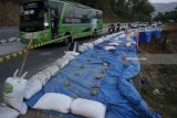 Sejumlah kendaraan melintas di ruas jalan raya Ponorogo-Trenggalek Km 32 yang rusak parah akibat longsor di Desa Pangkal, Ponorogo, Jawa Timur, Sabtu (16/6). Memasuki H+1 arus balik kendaraan pemudik terpantau mulai meningkat di jalur selatan Jatim via Tulungagung-Trenggalek-Ponorogo-Madiun meski kondisi infrastruktur sempit dan sebagian ruas rusak parah terdampak longsor. Antara Jatim/Destyan Sujarwoko/zk/18