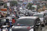 Suasana kepadatan kendaraan di jalur mudik Puncak, Mega Mendung, Bogor, Jawa Barat, Rabu (13/6). Pada H-2 Idul Fitri 1439 H, jalur Puncak Bogor mulai dipadati pemudik yang menuju daerah Puncak, Cianjur dan Bandung. ANTARA JABAR/Yulius Satria Wijaya/agr/18.