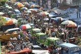 Warga memadati pasar tradisional Dewi Sartika, Kota Bogor, Jawa Barat, Kamis (14/6). Memasuki H-1 Lebaran, sejumlah pasar tradisional dan pusat perbelanjaan di Kota Bogor mulai dipadati warga yang membeli kebutuhan untuk Hari Raya Idul Fitri 1439 H sehingga kemacetan terjadi diruas jalan tersebut. ANTARA JABAR/Arif Firmansyah/agr/18