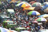 Warga memadati pasar tradisional Dewi Sartika, Kota Bogor, Jawa Barat, Kamis (14/6). Memasuki H-1 Lebaran, sejumlah pasar tradisional dan pusat perbelanjaan di Kota Bogor mulai dipadati warga yang membeli kebutuhan untuk Hari Raya Idul Fitri 1439 H sehingga kemacetan terjadi diruas jalan tersebut. ANTARA JABAR/Arif Firmansyah/agr/18