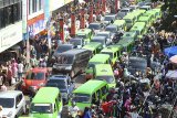 Puluhan angkutan kota terjebak kepadatan lalu lintas di Pasar Dewi Sartika, Kota Bogor, Jawa Barat, Kamis (14/6). Memasuki H-1 Lebaran, sejumlah pasar tradisional dan pusat perbelanjaan di Kota Bogor mulai dipadati warga yang membeli kebutuhan untuk Hari Raya Idul Fitri 1439 H sehingga kemacetan terjadi diruas jalan tersebut. ANTARA JABAR/Arif Firmansyah/agr/18