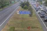 Antrean kendaraan pemudik memadati Tol Palimanan-Kanci, Cirebon, Jawa Barat, Rabu (20/6). Untuk mengurai kepadatan di arus balik pada H+5, Korlantas Polri akan memberlakukan rekayasa lalu lintas sistem satu arah (one way) dari Palimanan hingga Cawang pada sore nanti. ANTARA JABAR/Dedhez Anggara/agr/18.