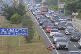 Antrean kendaraan pemudik memadati Tol Palimanan-Kanci, Cirebon, Jawa Barat, Rabu (20/6). Untuk mengurai kepadatan di arus balik pada H+5, Korlantas Polri akan memberlakukan rekayasa lalu lintas sistem satu arah (one way) dari Palimanan hingga Cawang pada sore nanti. ANTARA JABAR/Dedhez Anggara/agr/18.