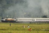 Kereta Api Lodaya tujuan Solo melintas di Kawasan Bangbayang, Kabupeten Garut, Jawa Barat, Minggu (10/6). PT KAI menyiapkan 20 armada dengan 40 perjalanan sebagai kereta tambahan untuk armada lebaran 2018 yang dioperasikan pada 8 Juni hingga 25 Juni mendatang. ANTARA JABAR/Raisan Al Farisi/agr/18