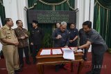 Gubernur Jawa Barat Ahmad Heryawan (ketiga kanan) menandatangani kerjasama pembangunan sistem angkutan masal (LRT) di Aula Timur Gedung Sate, Bandung, Jawa Barat, Senin (4/6). Penandatangan kerjasama pembangunan LRT Bandung Raya tersebut ditujukan untuk menunjang proyek kereta cepat Jakarta-Bandung. ANTARA JABAR/Raisan Al Farisi/agr/18