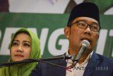 Calon Gubernur Provinsi Jawa Barat nomor urut satu Ridwan Kamil memberikan keterangan kepada awak media di pusat penghitungan suara Rindu di Bandung, Jawa Barat, Rabu (27/6). Ridwan Kamil Kandidat saat ini unggul dalam perhitungan sementara berdasarkan Quick Count dan berharap bisa bertahan hingga penetapan secara resmi dari KPU. ANTARA JABAR/Raisan Al Farisi/agr/18