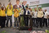 Calon Gubernur Provinsi Jawa Barat nomor urut satu Ridwan Kamil (tengah) memberikan keterangan kepada awak media di pusat penghitungan suara Rindu di Bandung, Jawa Barat, Rabu (27/6). Ridwan Kamil Kandidat saat ini unggul dalam perhitungan sementara berdasarkan Quick Count dan berharap bisa bertahan hingga penetapan secara resmi dari KPU. ANTARA JABAR/Raisan Al Farisi/agr/18