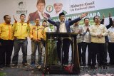 Calon Gubernur Provinsi Jawa Barat nomor urut satu Ridwan Kamil (tengah) memberikan keterangan kepada awak media di pusat penghitungan suara Rindu di Bandung, Jawa Barat, Rabu (27/6). Ridwan Kamil Kandidat saat ini unggul dalam perhitungan sementara berdasarkan Quick Count dan berharap bisa bertahan hingga penetapan secara resmi dari KPU. ANTARA JABAR/Raisan Al Farisi/agr/18