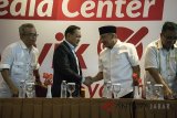 Calon Gubernur dan Calon Wakil Gubernur Provinsi Jawa Barat nomor urut tiga Sudrajat (kedua kiri) - Ahmad Syaikhu (kedua kanan) memberikan keterangan pers hasil hitung cepat lembaga survei Pilgub Jawa Barat 2018 di Hotel Preanger, Bandung, Jawa Barat, Rabu (27/6). Pasangan Sudrajat-Ahmad Syaikhu menyatakan tetap menunggu real count dari hasil rekapitulasi KPU Jawa Barat serta tetap optimis menang Pilgub Jawa Barat 2018. ANTARA JABAR/Novrian Arbi/agr/18