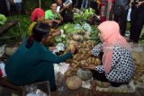 Calon Gubernur Jawa Timur nomor urut satu Khofifah Indar Parawansa (kanan) berbincang dengan pedagang ketika melakukan blusukan di Pasar Tradisional Mangga Dua, Jagir, Surabaya, Jawa Timur, Senin (11/6). Dalam kesempatan tersebut Khofifah Indar Parawansa berkeinginan untuk membenahi fasilitas pasar-pasar tradisional di Jawa Timur, dikarenakan pasar tradisional mempunyai perputaran ekonomi yang relatif besar. Antara jatim/M Risyal Hidayat/zk/18