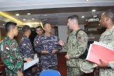 Papers Letkol Laut (P) Muhammad Candra (ketiga kanan) berbincang bersama panitia Rimpac di KRI Makassar Pelabuhan Pearl Harbor, Honolulu, Hawaii, Amerika Serikat, Selasa (26/6). Panitia Rimpac dari US Navy, melaksanakan konsolidasi awal mengenai hal-hal selama pelaksanaan kegiatan latihan tempur bersama dalam ajang Rim Of The Pacific 2018 yang di jadwalkan akan berlangsung pada 27 Juni hingga 3 Agustus 2018 di Hawaii, Amerika Serikat. Antara jatim/Budi Candra Setya/zk/18.