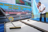 Menristekdikti H. Mohamad Nasir melakukan panen garam secara simbolik saat Pembukaan Tambak Garam Laboratorium, Lapang Pusat Unggulan (LPU) Iptek Garam UTM di Desa Padelegan, Pamekasan. Jawa Timur, Senin (11/6). Menristekdikti dalam kesempatan itu mengatakan bahwa produksi garam nasional berkisar 1.2 juta ton hingga 1.6 juta ton per tahun sementara kebutuhan nasional mencapai 4.4 juta ton per tahun. Antara Jatim/Saiful Bahri/zk/18