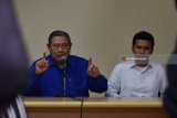 Ketua Umum Partai Demokrat Susilo Bambang Yudhoyono (kiri) didampingi Calon Gubernur Jawa Timur nomor urut satu, Emil Elestianto Dardak (kanan) menyampaikan keterangan pers usai menghadiri Apel Siaga Demokrat Provinsi Jawa Timur di Wisma Haji Madiun, Jawa Timur, Senin (18/6). Pertemuan tersebut dalam rangka bertemu dengan para kader dan sejumlah calon kepala daerah serta wakil kepala daerah yang diusung Partai Demokrat. Antara Jatim/Siswowidodo/zk/18