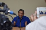 Ketua Umum Partai Demokrat Susilo Bambang Yudhoyono menyampaikan keterangan pers usai menghadiri Apel Siaga Demokrat Provinsi Jawa Timur di Wisma Haji Madiun, Jawa Timur, Senin (18/6). Pertemuan tersebut dalam rangka bertemu dengan para kader dan sejumlah calon kepala daerah serta wakil kepala daerah yang diusung Partai Demokrat. Antara Jatim/Siswowidodo/zk/18