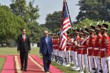 Presiden Joko Widodo (kiri) bersama Perdana Menteri Malaysia Mahathir Mohamad (kedua kiri) saat upacara penyambutan tamu negara di Istana Bogor, Jakarta, Jumat (29/6/2018). (ANTARA /Puspa Perwitasari)