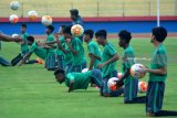 Sejumlah pemain Timnas U-16 mengikuti latihan ketahanan fisik di Stadion Gelora Delta, Sidoarjo, Jawa Timur, Kamis (21/6). Sebanyak 27 peserta yang lolos seleksi Timnas U-16 mengikuti latihan jelang berlangsungnya AFF U-16 pada 29 Juli hingga 11 Agustus 2018 di Sidoarjo. Antara Jatim/Umarul Faruq/zk/18